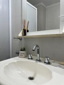 Dpto con balcón, parrilla, living amplio y luminoso