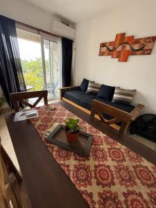 Dpto con balcón, parrilla, living amplio y luminoso