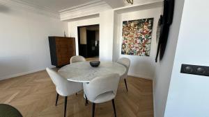 Luxe & balcon – 3 chambres Arc de Triomphe