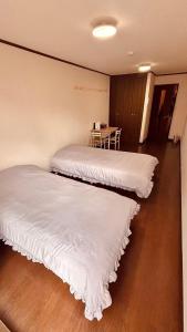 About 10 minutes to Fukuoka University Station 20 minutes to Tenjin hakata by subway