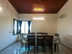 CosmicStays Birdsong Cottage Hilltop Lakeview Stay