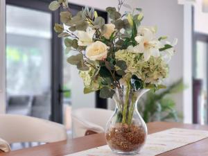 Muritai Spacious 5BR Villa with Cinema, Jacuzzi, Pool and Views