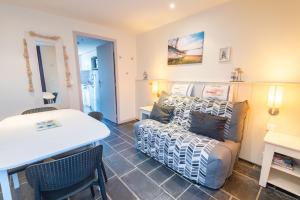 Duplex bord de mer tout confort avec terrasse et parking, plage à pied par Groom