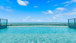 Portal dos Mares - Beira-mar ao lado da Igreja de São Pedro