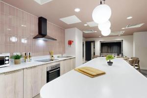 Bright & Spacious Mid-Level Studio at Briggate Studios Leeds City Centre