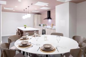 Bright & Spacious Mid-Level Studio at Briggate Studios Leeds City Centre