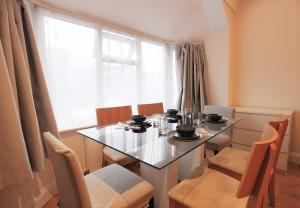 2 Bedroom Bright & Cozy Getaway in Hendon