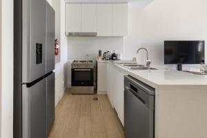 Stylish 2BR with Beach Access Port de La Mer