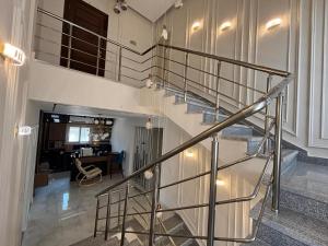 7 BR Smart House with Heated Pool, Waterfall, Garden