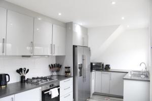 "The Cromwell" I Contractors Haven Borehamwood I 3 - 6 Beds I Free Parking, Netflix & Sky Sports