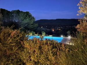 Nouveauté Villa pour 10 Personnes avec Piscine, Pétanque au Coeur des Oliviers de Provence