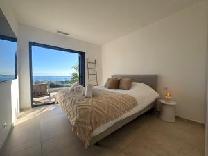 Villa Saphir - Sea view, beach access and pool