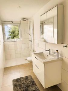 3-Zimmer-Apartment mit Terrasse, 5 Min zu Bahn & Shops