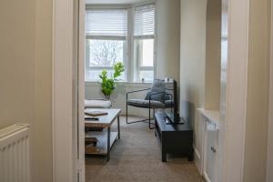 1 BDR Flat By Caledonia Luxe Stays Short Lets & Serviced Accommodation Paisley