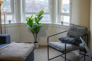 1 BDR Flat By Caledonia Luxe Stays Short Lets & Serviced Accommodation Paisley