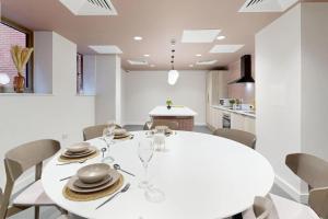 Bright & Spacious Mid-Level Studio Plus at Briggate Studios