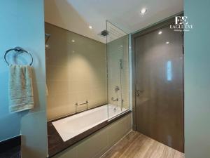 EagleEye Paramount Tower D 1BR Sleeps 4