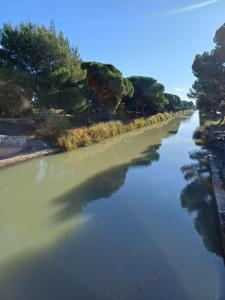 Villa darchitecte avec piscine chauffée, 4 chambres, à 30 mn Gruissan plage