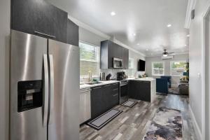 Walk to UC Davis Medical Center! Duplex with Patio