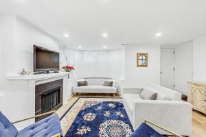 Luxurious Lincoln Park Home with Gourmet Kitchen