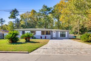 Covered Deck, Large Yard! Pet-Friendly Jax Escape!