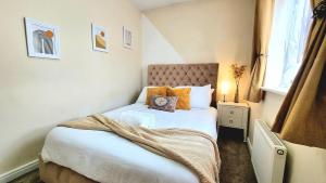 3-Bedroom New Build House with Parking, Garden & Transport Links with Long Stay Offers