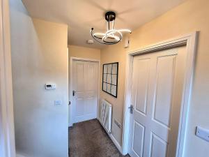 3-Bedroom New Build House with Parking, Garden & Transport Links with Long Stay Offers