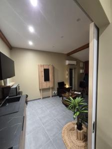 Terrasse couverte et BBQ - Petite maison cosy