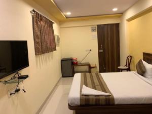 Lucky Service Apartments - Near BKC