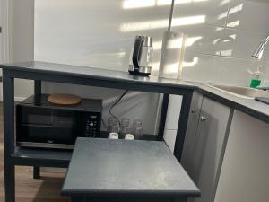 1BR suite, 20 minutes from the airport, with a kitchen
