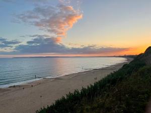 Katrins Nest - close to the sea and independent eateries - brand new