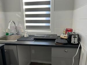 1BR suite, 20 minutes from the airport, with a kitchen
