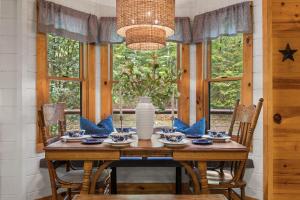 Luxury Cabin with Hot Tub, Fire Pit and Near the Lake