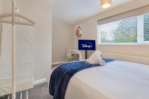 Modern Comfort, Free Parking, Netflix & Disney plus in every Bedroom and Living Room