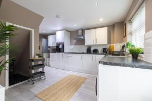 Modern Comfort, Free Parking, Netflix & Disney plus in every Bedroom and Living Room