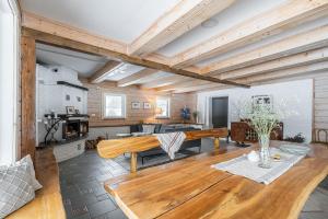 Private Lake Escape- 6BR, Sauna & Bonfire