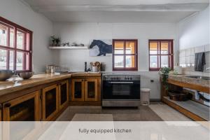 Private Lake Escape- 6BR, Sauna & Bonfire