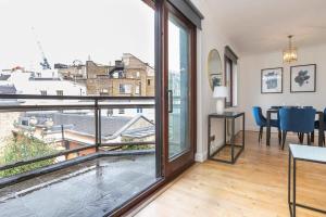 Spacious 1 Bed Mayfair Apartment with Balcony