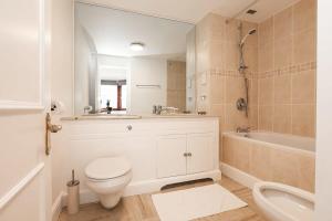 Spacious 1 Bed Mayfair Apartment with Balcony