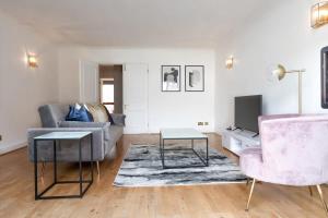 Spacious 1 Bed Mayfair Apartment with Balcony