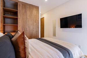 Roma Rooftop Oasis with Pool and Skyline Views