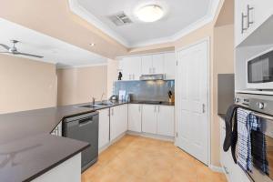 4BR Bayside Retreat w Pool Walk to Waterfront - 3 Carolena