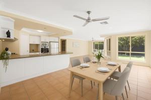 4BR Bayside Retreat w Pool Walk to Waterfront - 3 Carolena