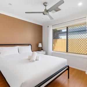 4BR Bayside Retreat w Pool Walk to Waterfront - 3 Carolena