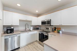 2BR Sedona Escape with Workspace and Pool Access