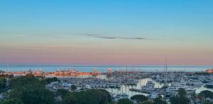 Vue Mer, face Port, proximité Centre et Plage