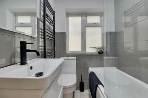 Spacious 4BR house near Portsmouth center