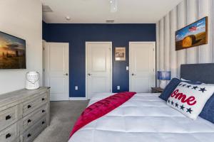 1112 Luxurious Champions Gate Family Townhouse with Private Pool & Theme Park Access