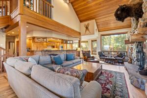 Boulder Ridge Lodge: Huge Ski-In Home w 20 Beds