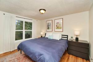 Mellow Yellow Near UW With Cozy Patio